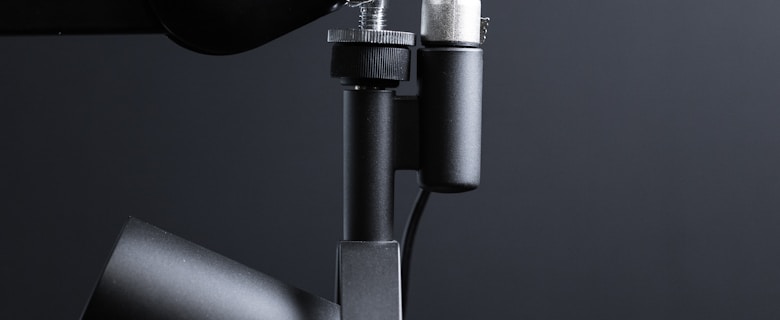 Person mit Kopfhörern hört ein Hörbuch