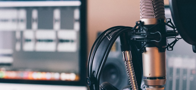 Mikrofon im Studio – KI-Stimmen Vergleich