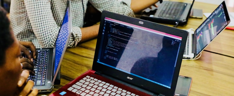 Team schaut gemeinsam Präsentation