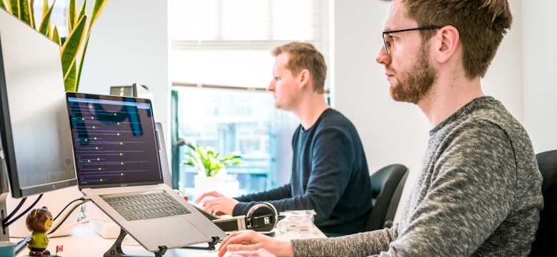 Team-Besprechung – KI vs. echter Sprecher